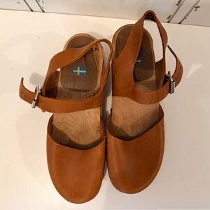 Swedish Saddle Brown clogs- size 9/39